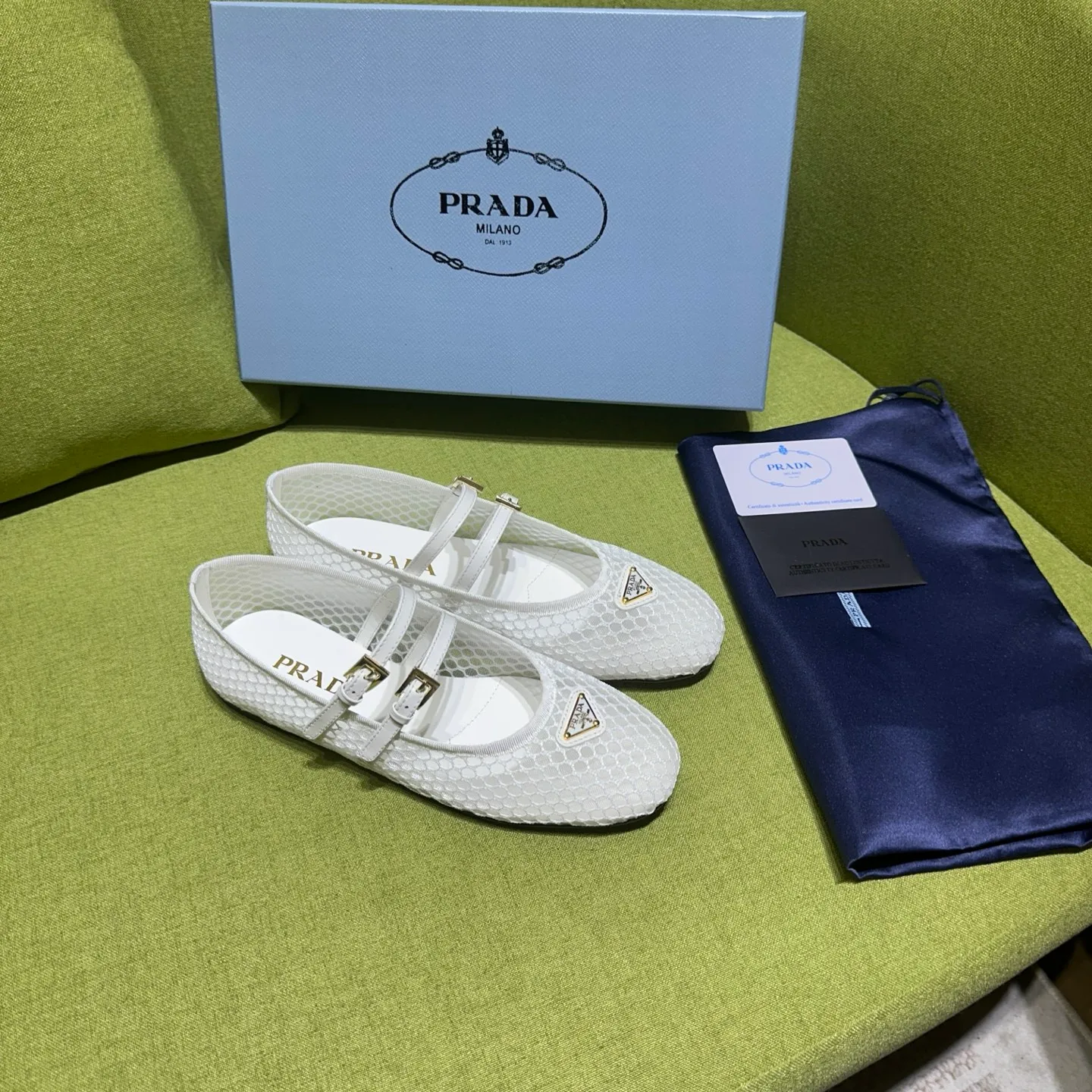 👟👟Ex-factory price 500👟👟 Prada 25ss new style for early spring🔥🔥✨ 🌟 Recommended by major bloggers in Xiaohongshu, developed 1-1 to highlight classic charm. Open molded outsole. Imported mixed breed sheep lining. These ballet flats have a feminine silhouette and classic details for a sophisticated and timeless style. The mesh fabric is reinterpreted with lace patterns, which is delicate and unique. The upper is embellished with a narrow band and an engraved logo metal buckle. Enamel-coated triangular metal logo. 5mm one-piece rubber sole, decorated with hot-stamped logo. Code number: 35 to 42 (40-42 customized, non-refundable)